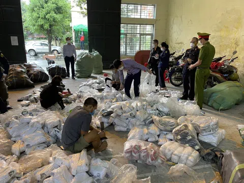 QLTT Bắc Ninh tiêu hủy trên 3000 sản phẩm hàng giả và nửa tấn thực phẩm nhập lậu